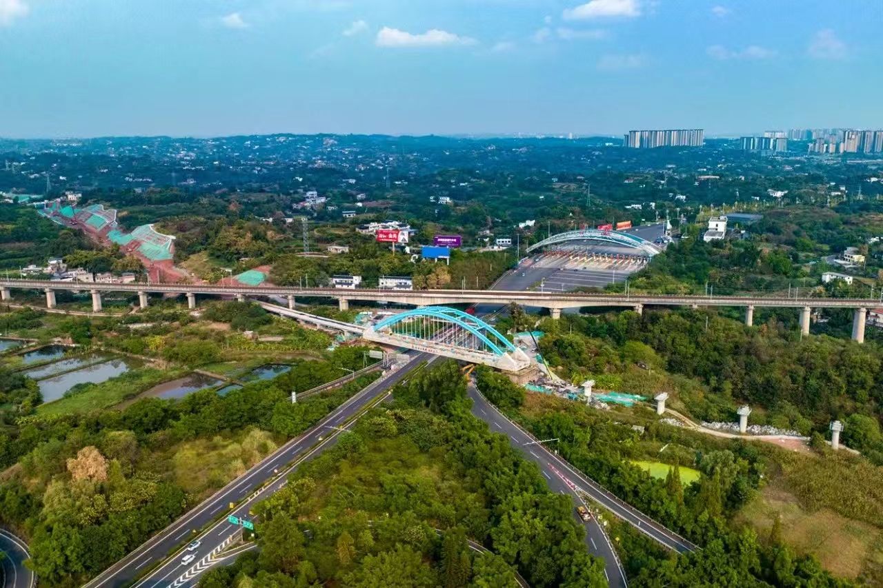 媒體關(guān)注｜落梁成功 重量5300噸！ 隆黃鐵路隆敘段擴(kuò)能改造工程胡市鎮(zhèn)特大橋主橋貫通