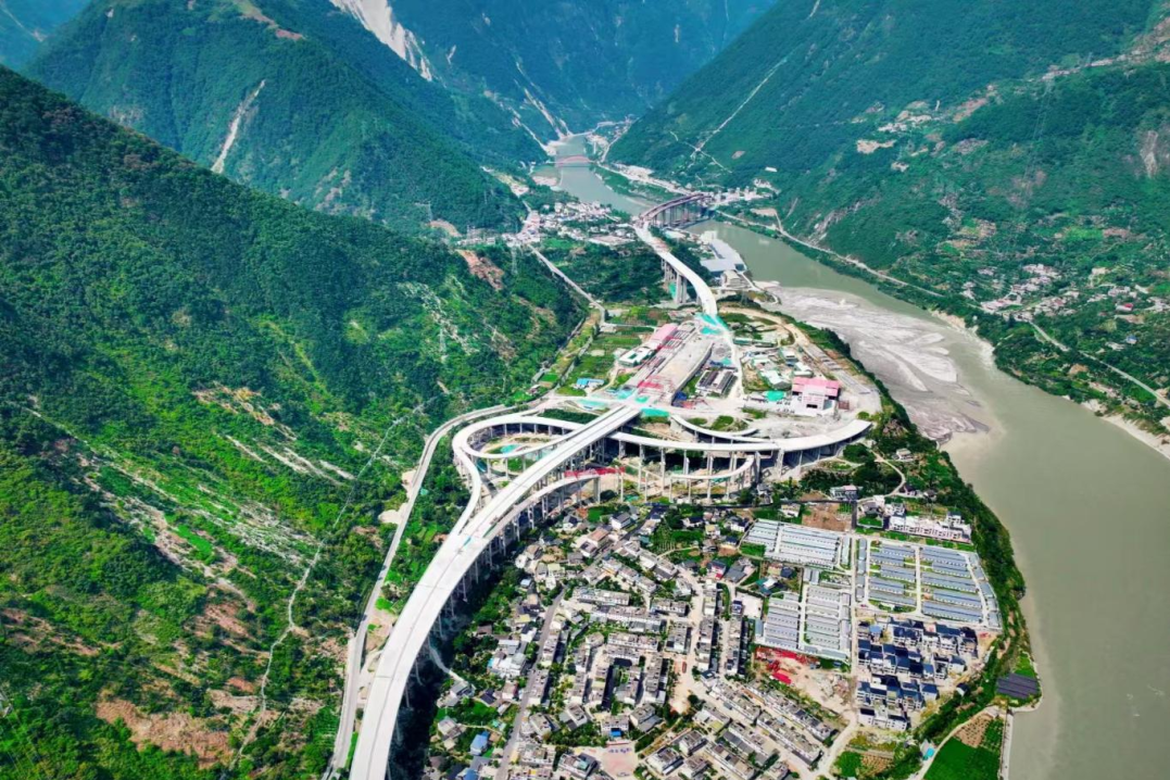 媒體關(guān)注 | 瀘石高速公路海螺溝綜合體主體工程順利完工
