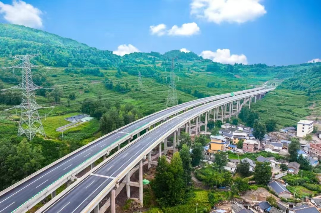媒體關(guān)注 | 90分鐘車程縮短至40分鐘！樂西高速美姑至昭覺段建成通車