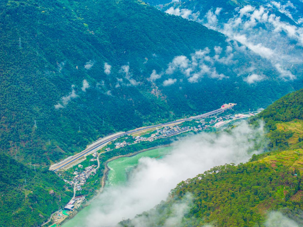 媒體關(guān)注 | 31日起試通車！瀘石高速石棉段33公里全線貫通